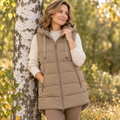 Lange Steppweste in Taupe mit Kapuze | Gr. L und XL