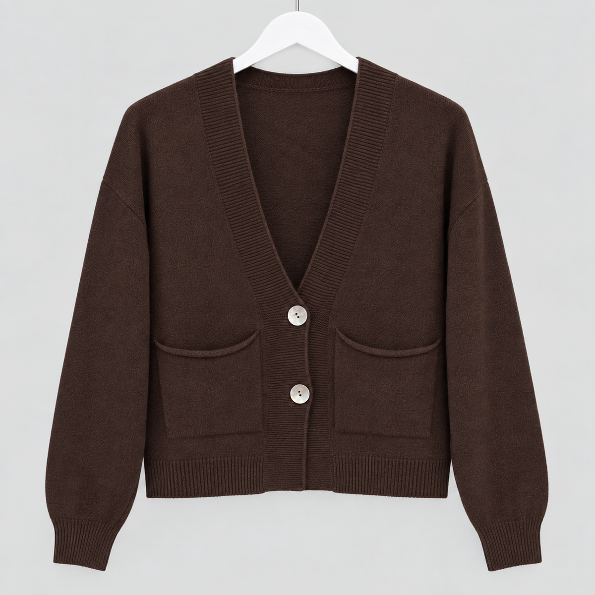 Kurze Jacke mit Perlmuttknöpfen und Taschen | Gr. 38-42 | Braun und Beige
