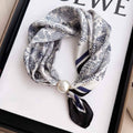 Elegantes Satin-Tuch mit Perlenverschluss | Schwarz-Creme