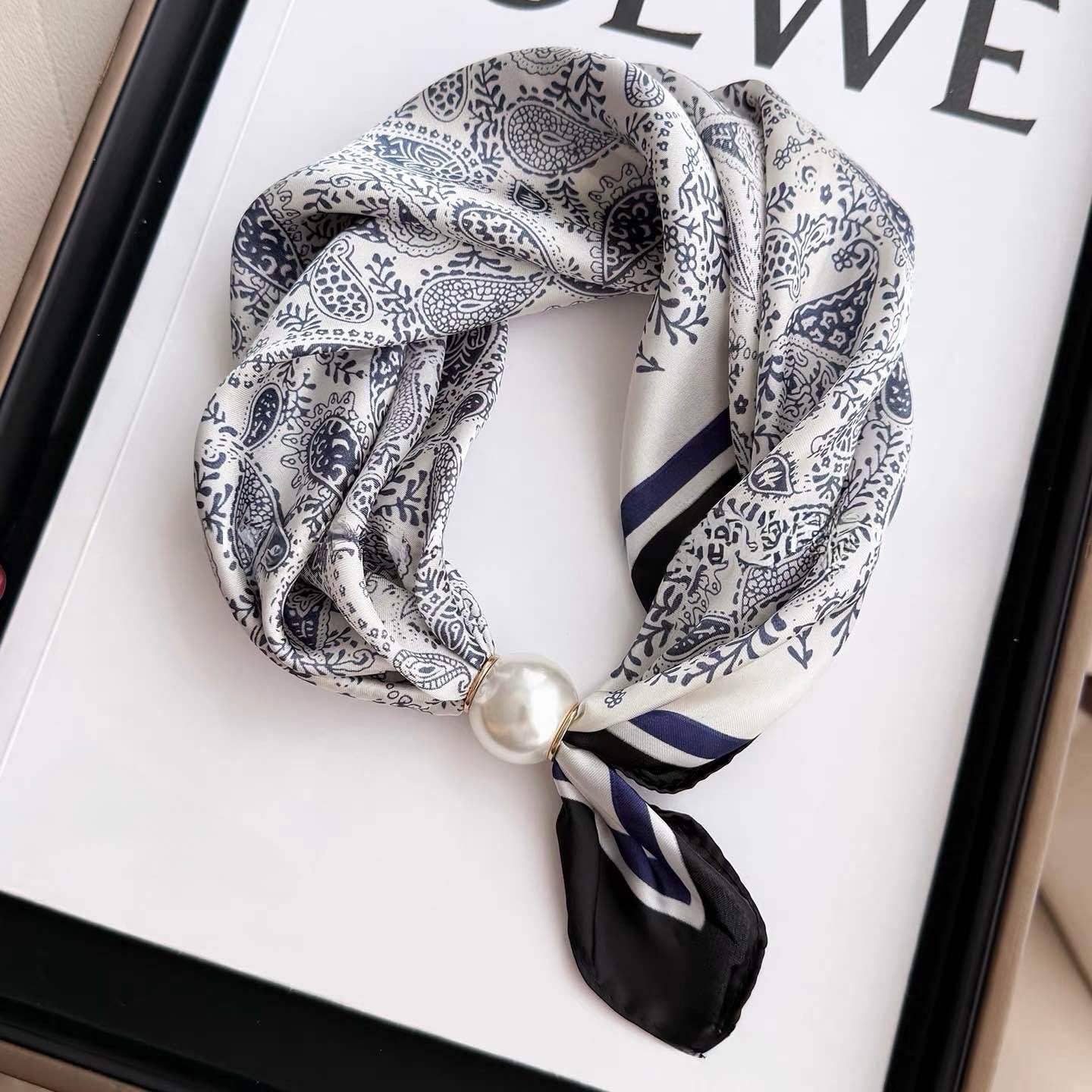 Elegantes Satin-Tuch mit Perlenverschluss | Schwarz-Creme