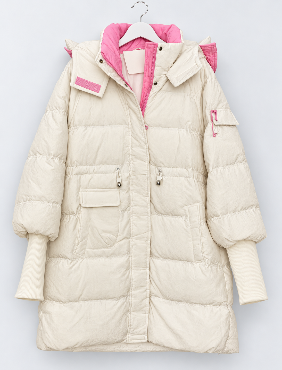 Weiße leichte Steppjacke mit pinkfarbenen Details