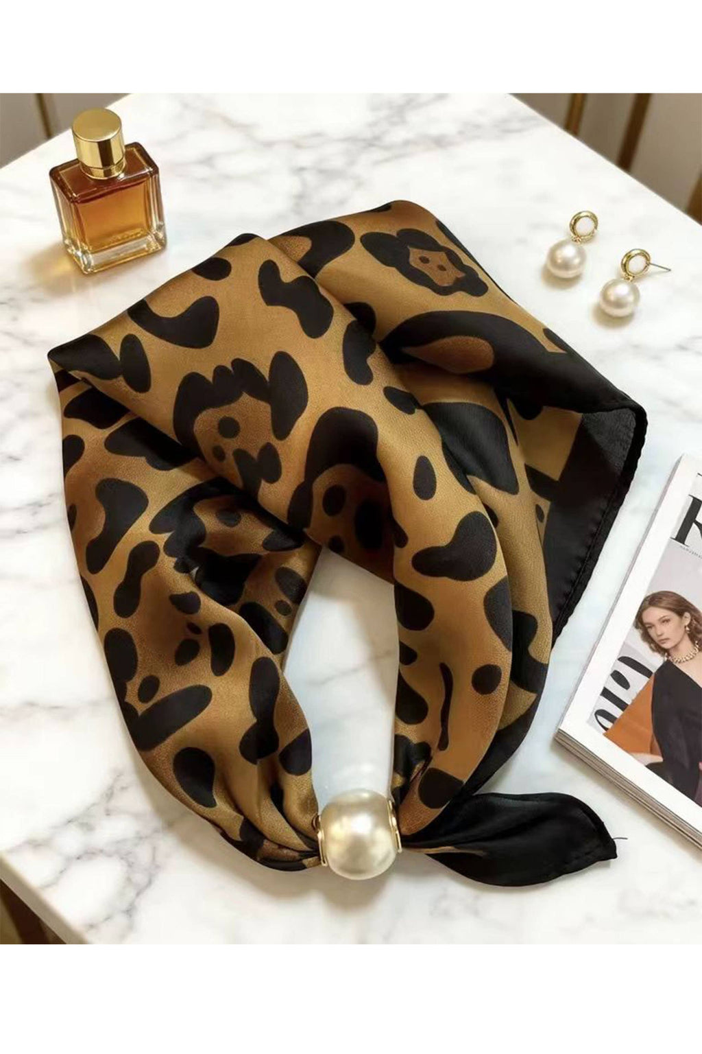 Satin-Halstuch mit Leopardenmuster | Farbe  Kamel mit Perlenverschluss