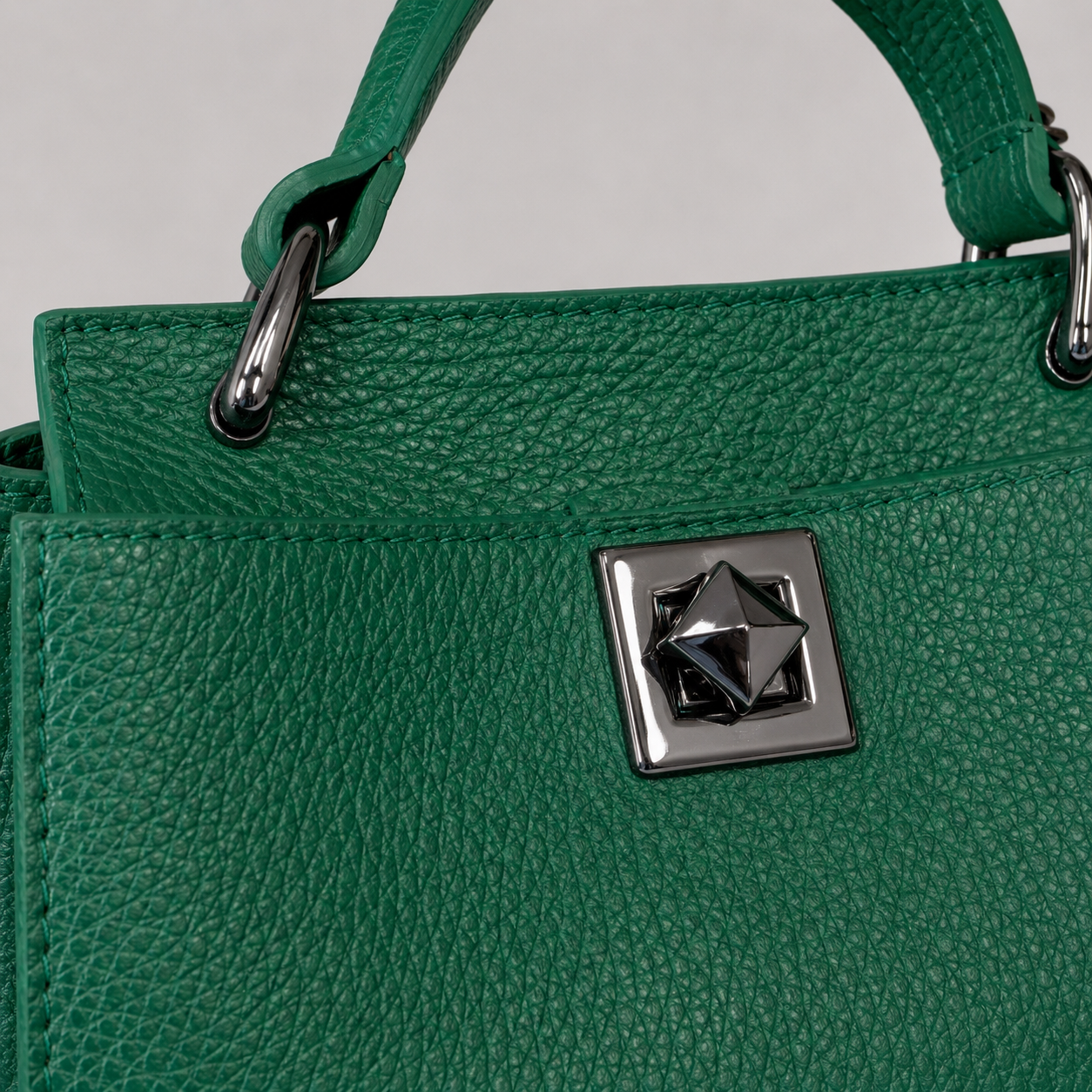 Italienische Echtleder-Handtasche in Grün - zeitlos & elegant