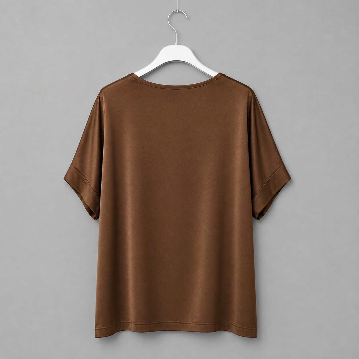 Moccafarbenes Satin-Shirt mit V-Ausschnitt Gr. 38-44