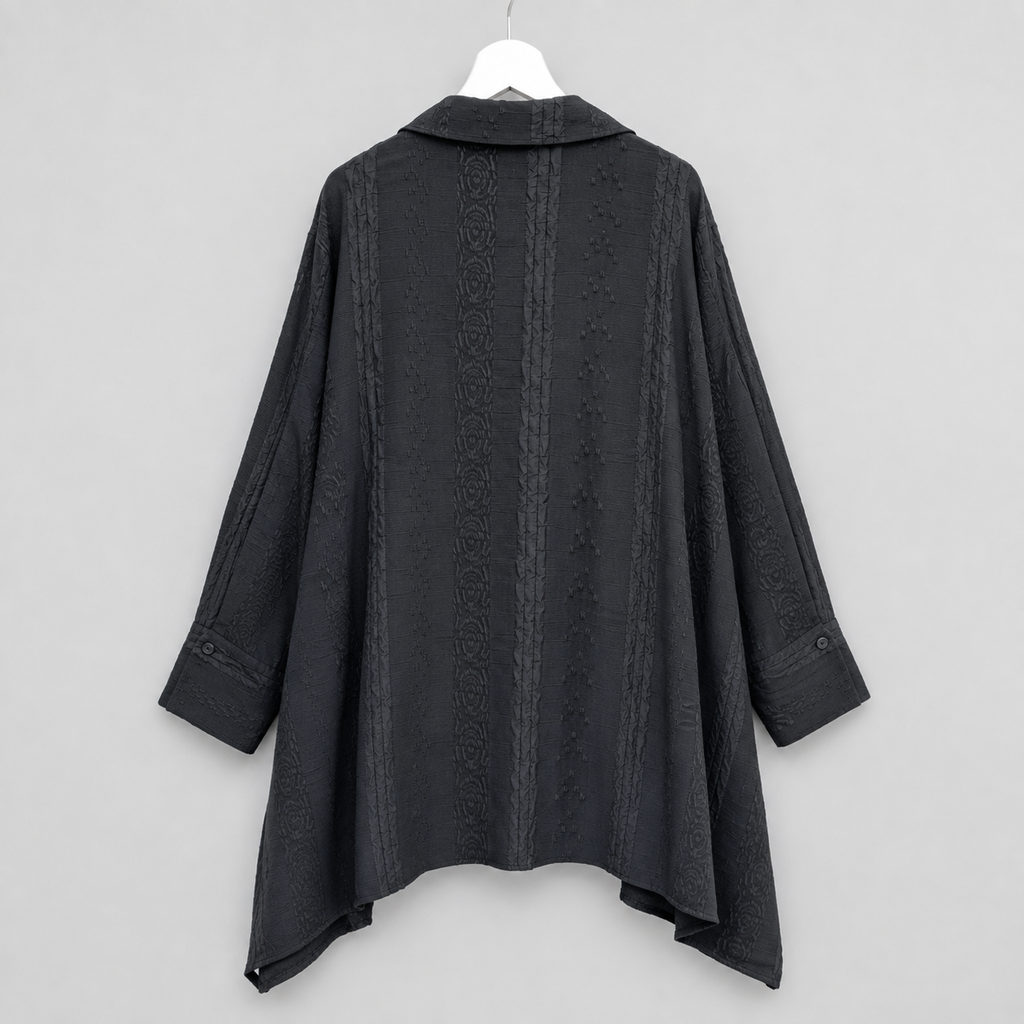 Schwarze Strukturbluse mit Statement-Kette Gr. 52-58