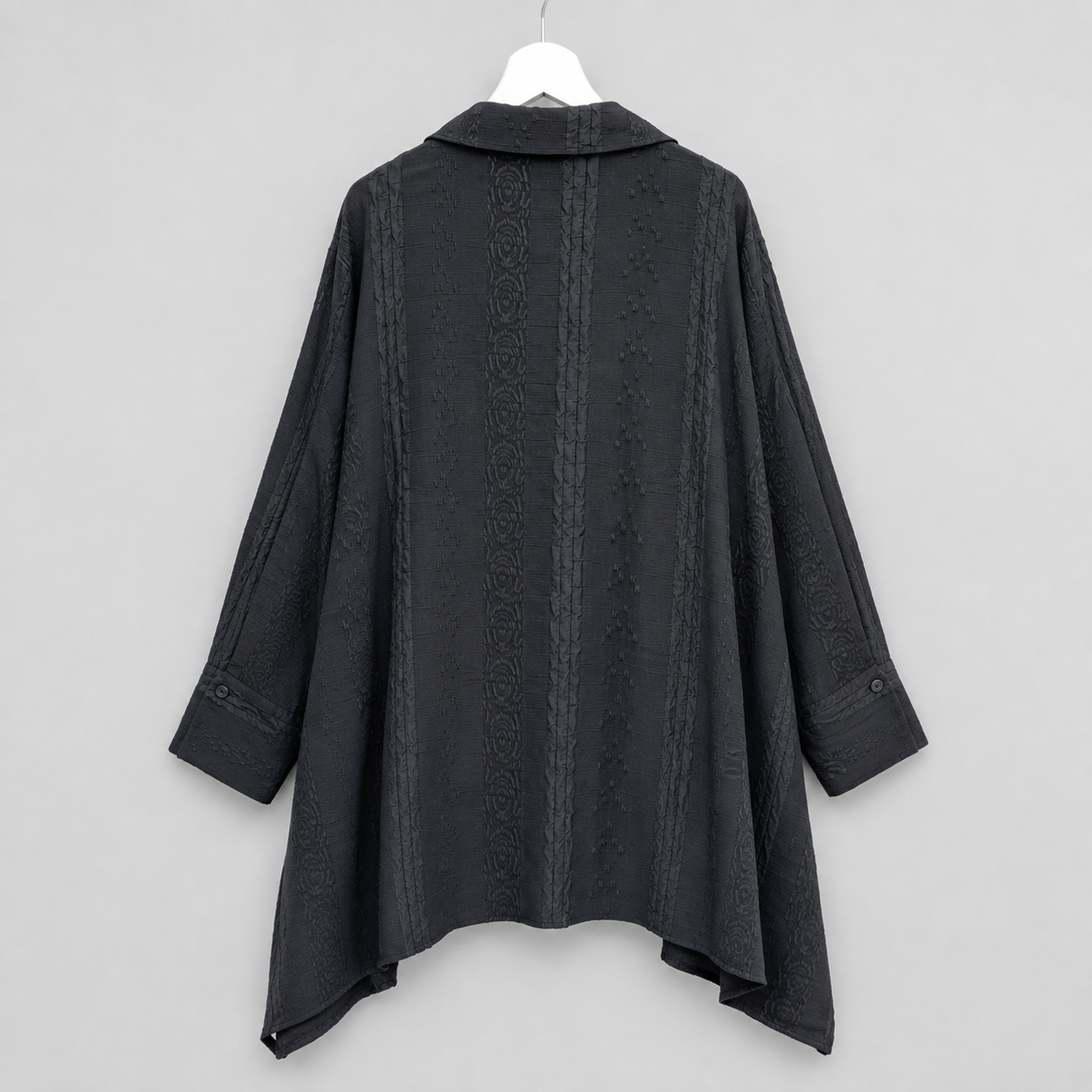 Schwarze Strukturbluse mit Statement-Kette Gr. 52-58