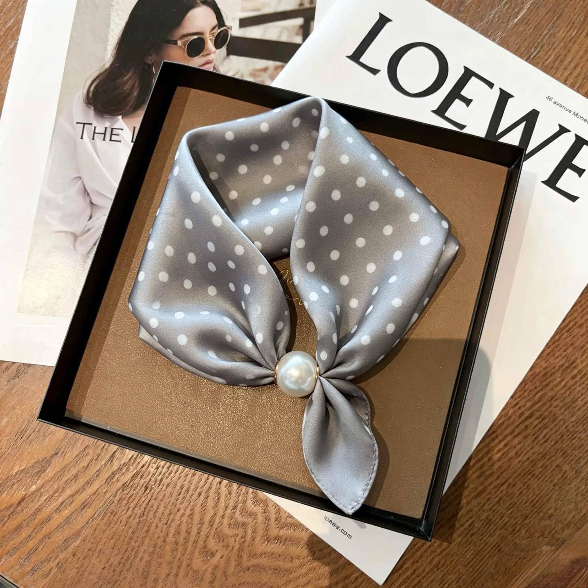 Elegantes Satin-Tuch mit Perlenverschluss | Grau mit weißen Punkten