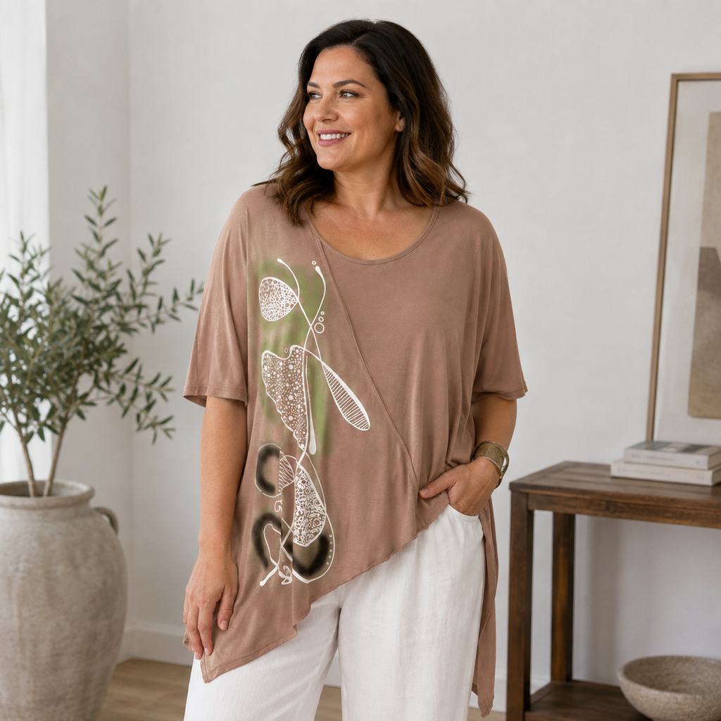 Asymmetrisches Longshirt in Mokka mit modernem Print Gr. 48-52