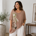 Asymmetrisches Longshirt in Mokka mit modernem Print Gr. 48-52