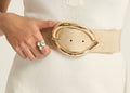 Elastischer Gürtel mit goldener Schnalle. |  Beige  | 75 cm lang - 6 cm breit