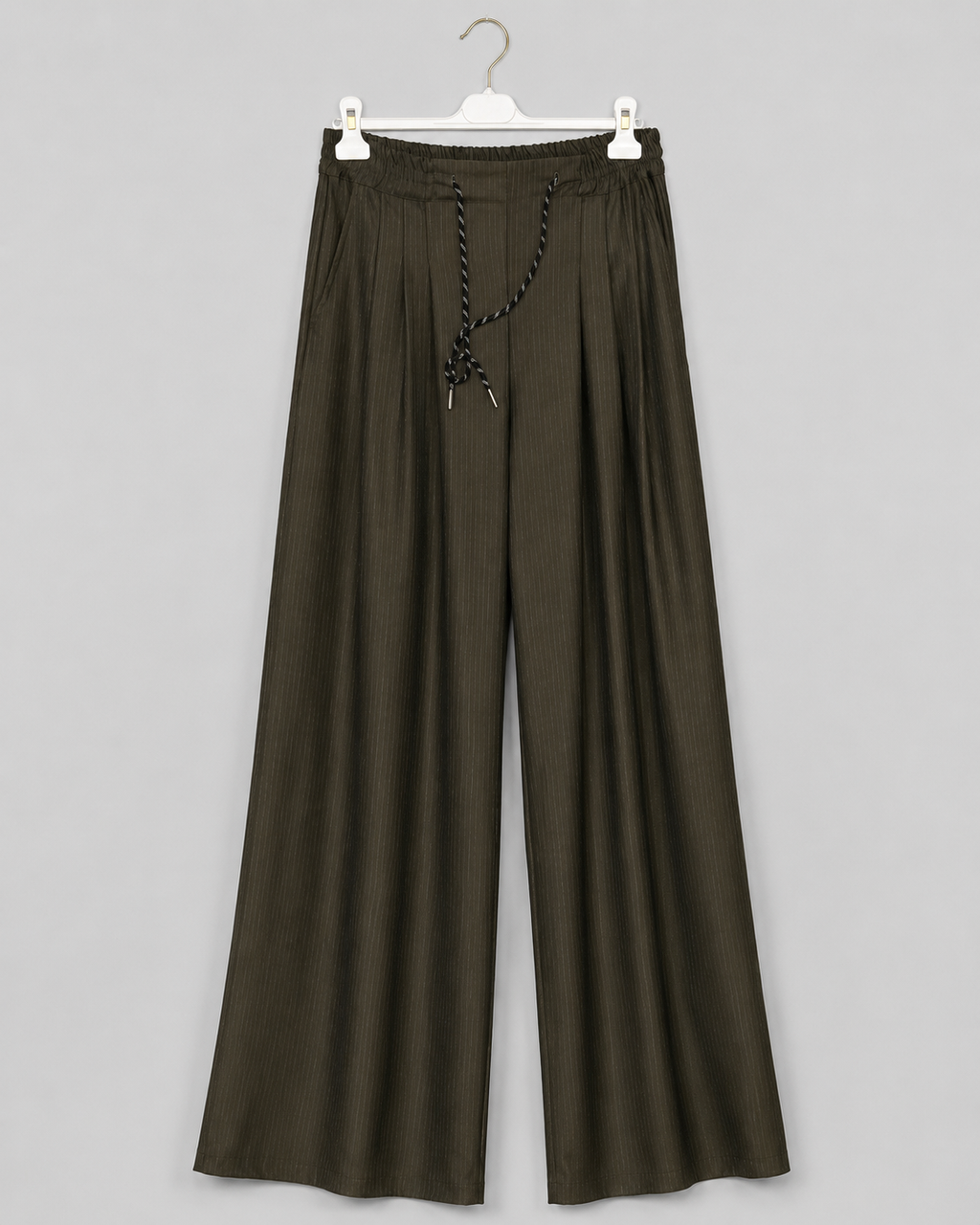 Olivfarbene Marlenehose mit feinen Nadelstreifen  Gr. 44-48