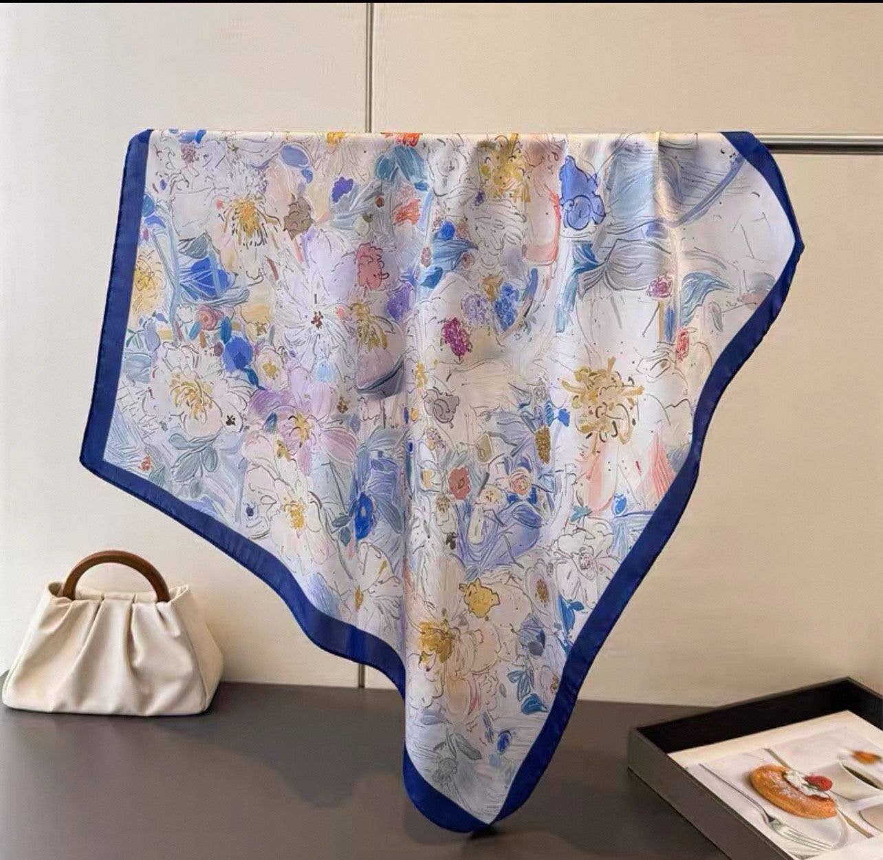 Elegantes Seidentuch mit floralem Muster | 70 x 70 cm