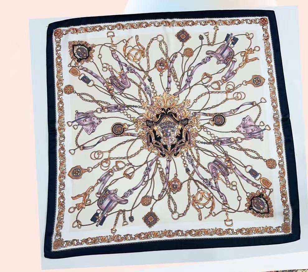 Elegantes quadratisches Halstuch  | 70x70 Seideneffekt |  Kettenmuster Barock-Stil in Khaki