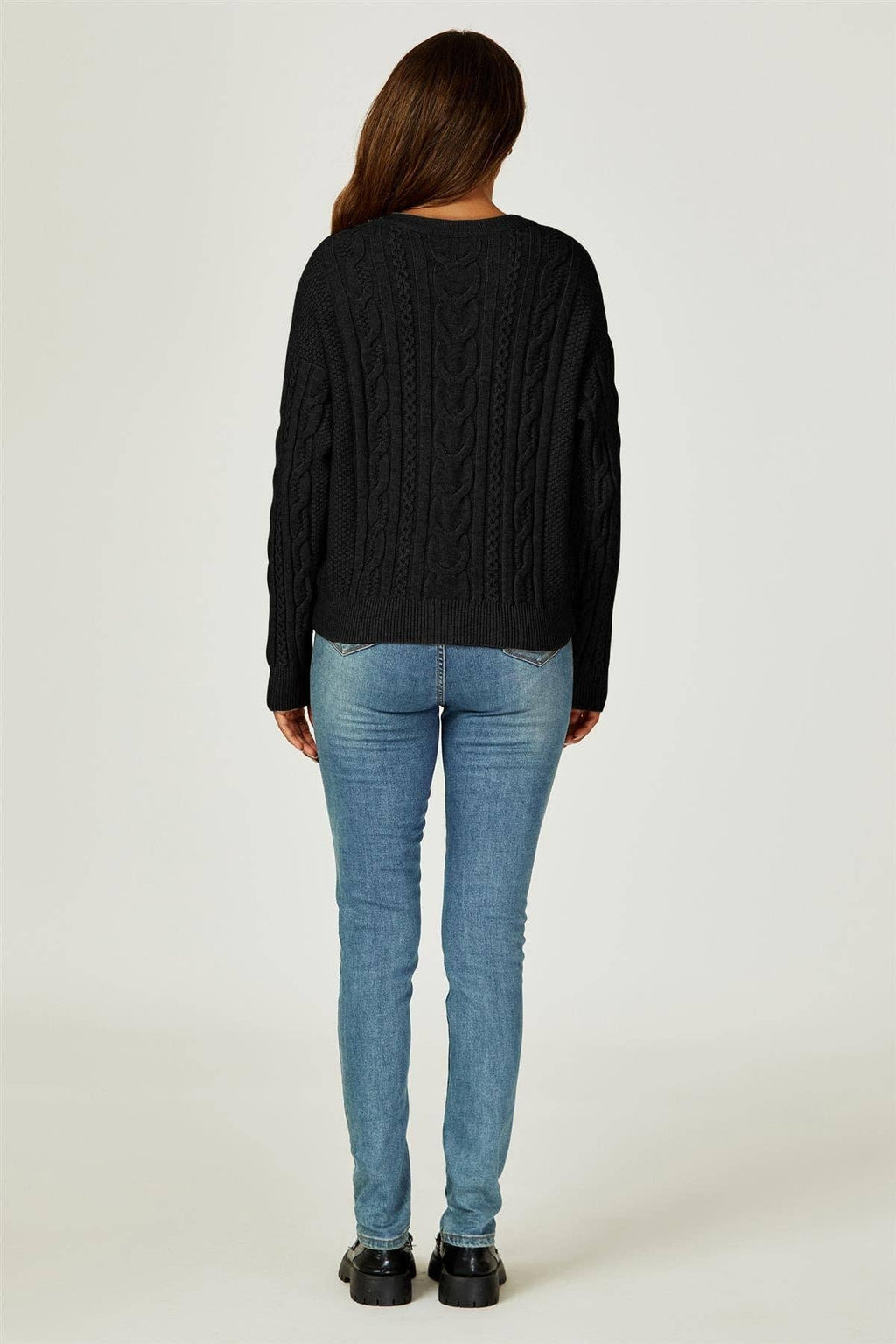 Schwarzer Pullover mit Rundhalsausschnitt und Zopfmuster Gr. 40-42
