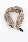 Satin-Halstuch mit Bandana-Print und Perle  || Taupe