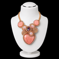 Sanftrosa gewickeltes Drahtherz | handgefertigte Bib-Halskette | Farbe Rosa /  Gold