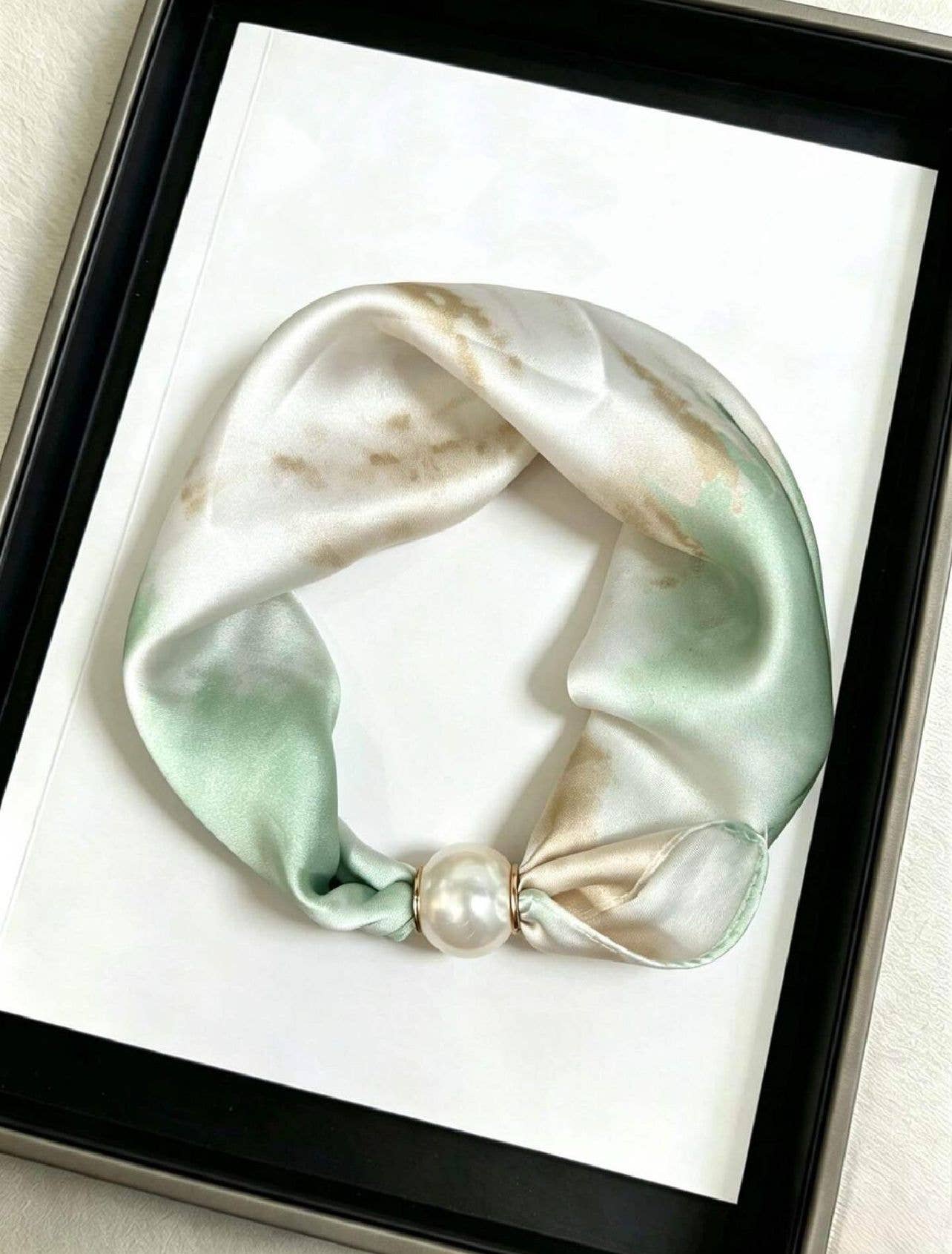 Elegantes Satin-Tuch mit Perlenverschluss | Grün-Creme