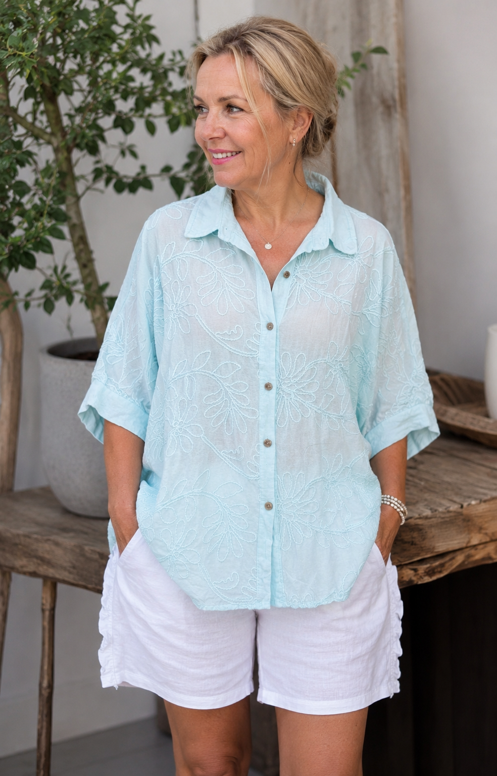 Türkisfarbene Baumwollbluse mit floraler Stickerei | Gr. 38-44. | Made in Italy