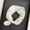 Elegantes Satin-Tuch mit Perlenverschluss | Creme-Weiß
