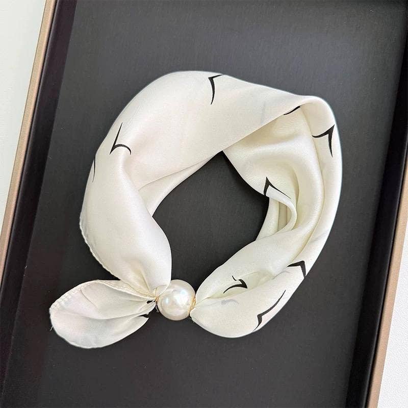 Elegantes Satin-Tuch mit Perlenverschluss | Creme-Weiß
