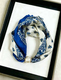 Elegantes Satin-Tuch mit Perlenverschluss  | Blau-Creme