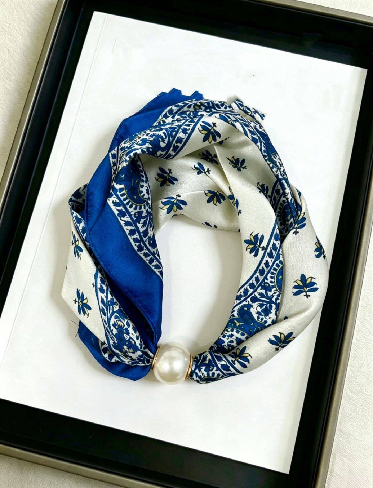 Elegantes Satin-Tuch mit Perlenverschluss  | Blau-Creme
