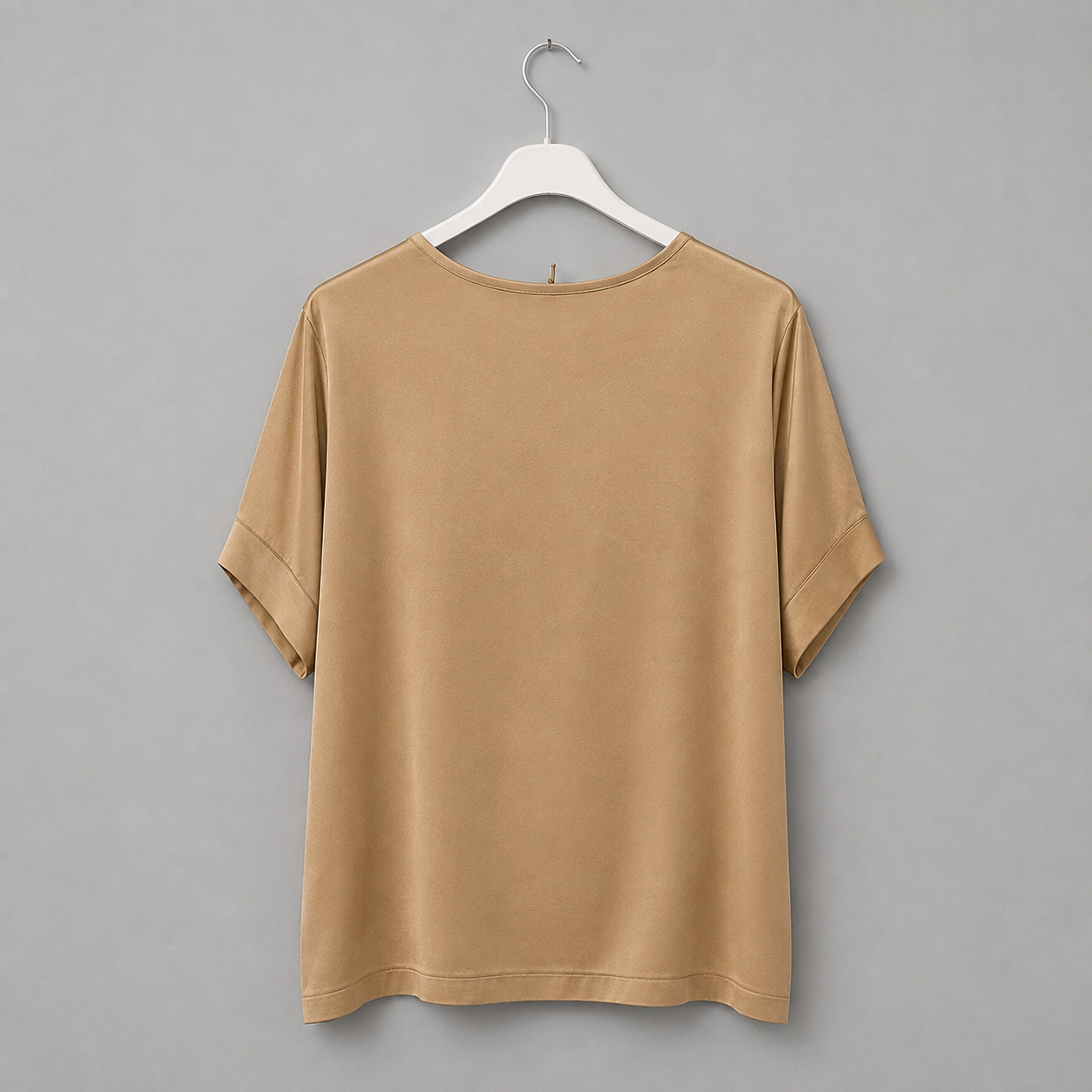 Sandgoldfarbenes Satin-Shirt mit V-Ausschnitt Gr. 38-44