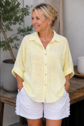 Hellgelbe Baumwollbluse mit floraler Stickerei | Gr. 38-44. | Made in Italy