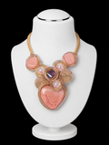 Sanftrosa gewickeltes Drahtherz | handgefertigte Bib-Halskette | Farbe Rosa /  Gold