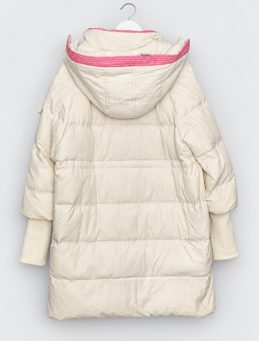 Weiße leichte Steppjacke mit pinkfarbenen Details