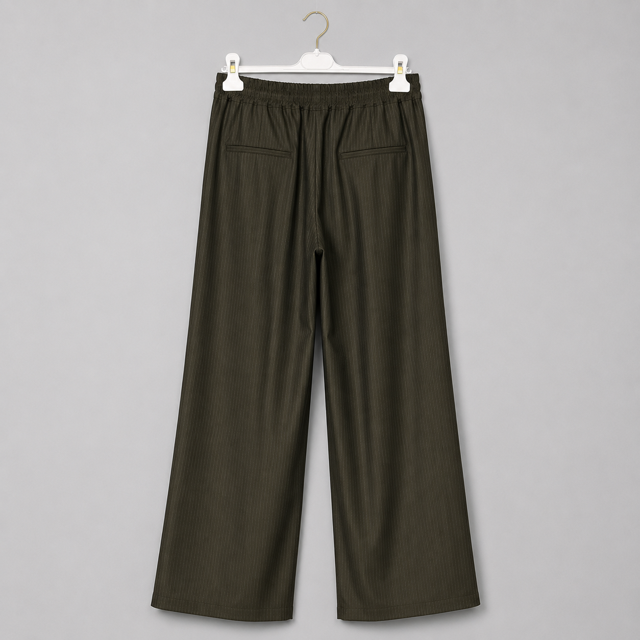 Olivfarbene Marlenehose mit feinen Nadelstreifen  Gr. 44-48