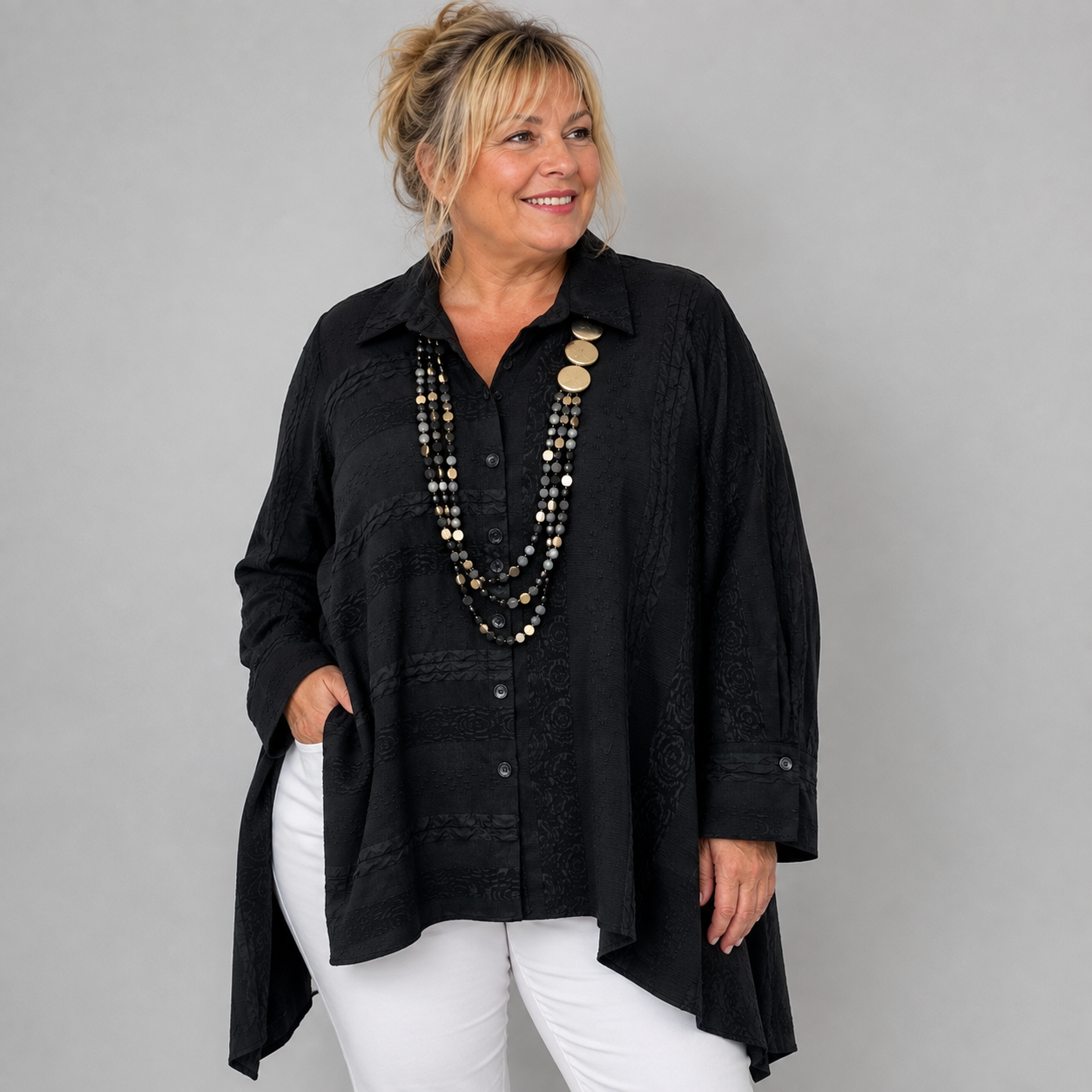 Schwarze Strukturbluse mit Statement-Kette Gr. 52-58