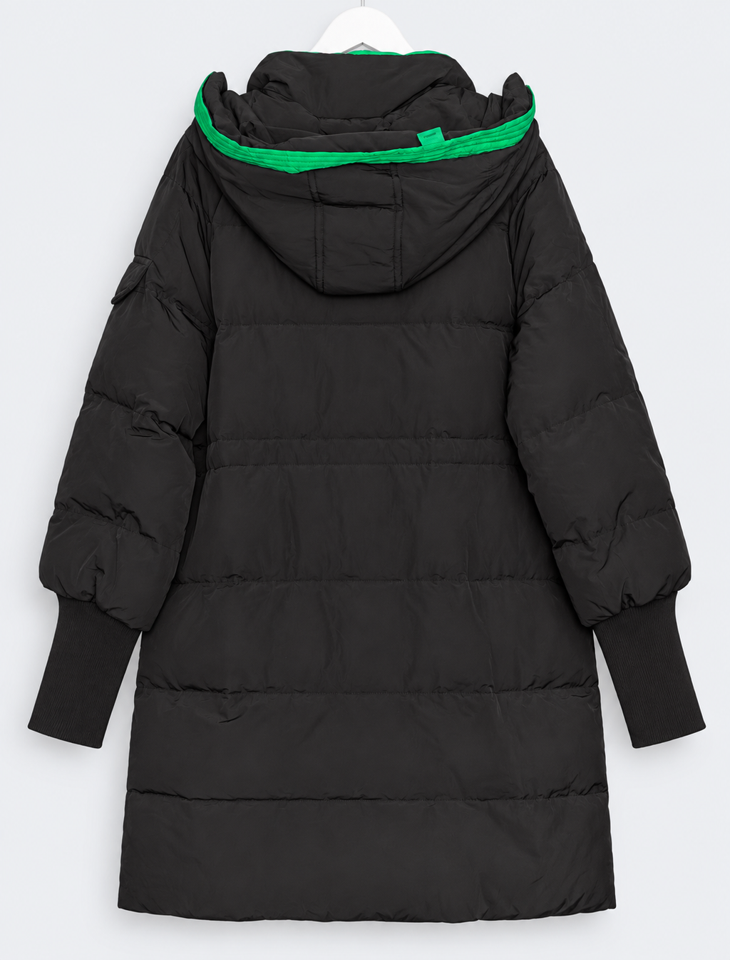 Schwarze leichte Steppjacke mit grünen Details