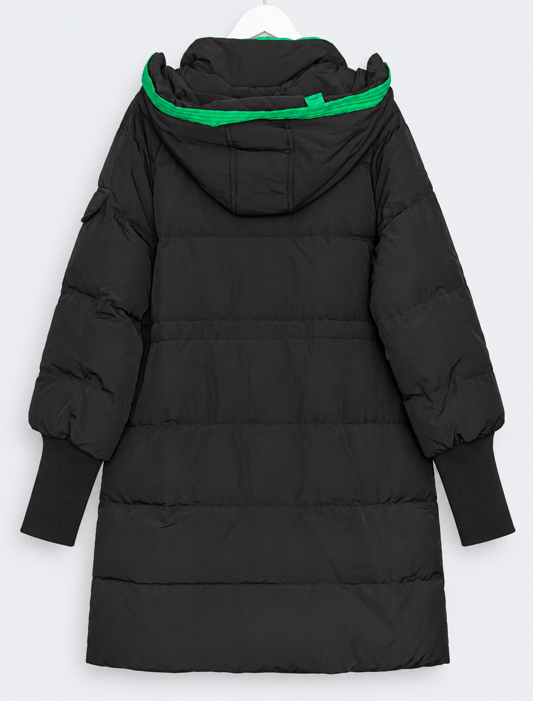 Schwarze leichte Steppjacke mit grünen Details