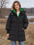 Schwarze leichte Steppjacke mit grünen Details