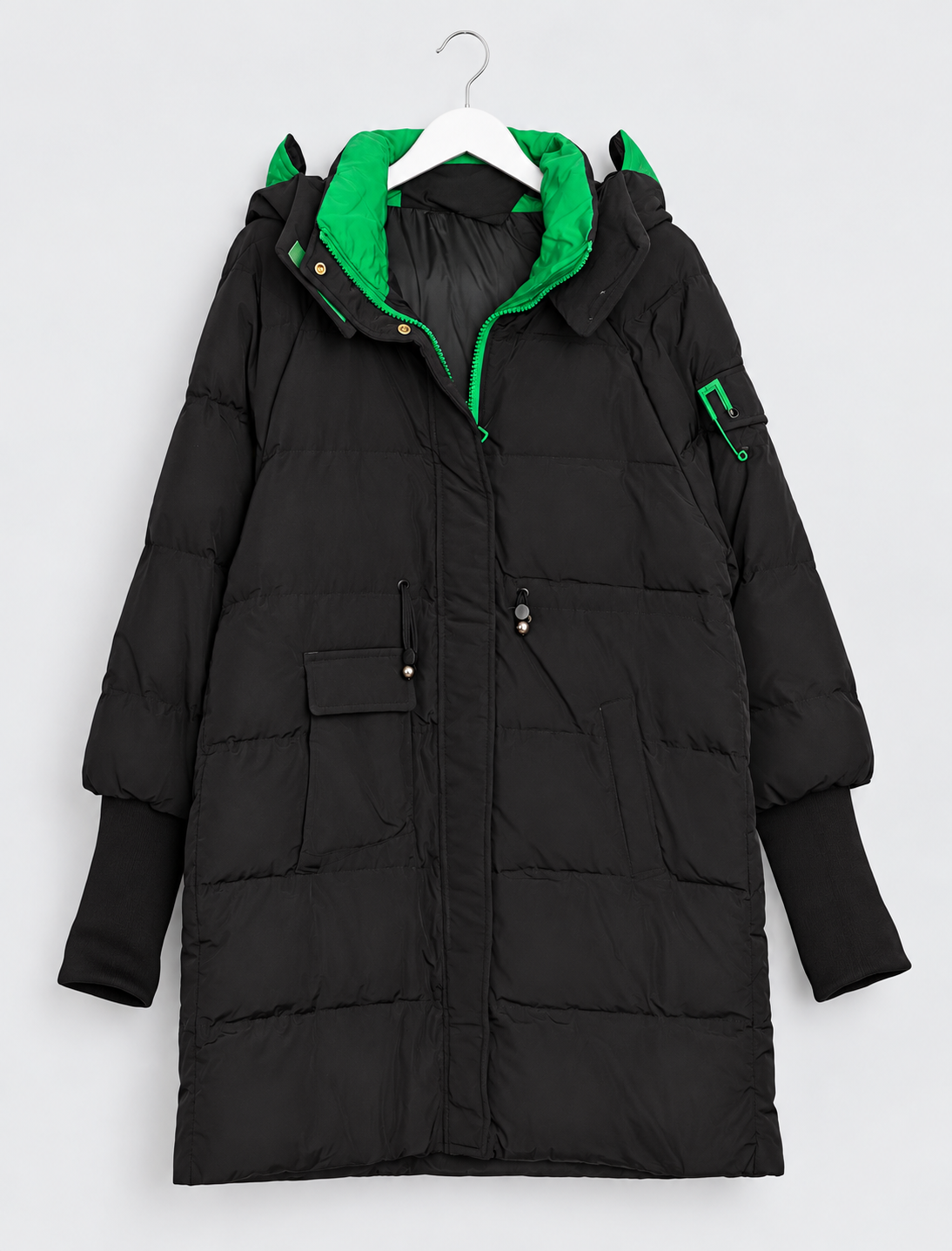 Schwarze leichte Steppjacke mit grünen Details