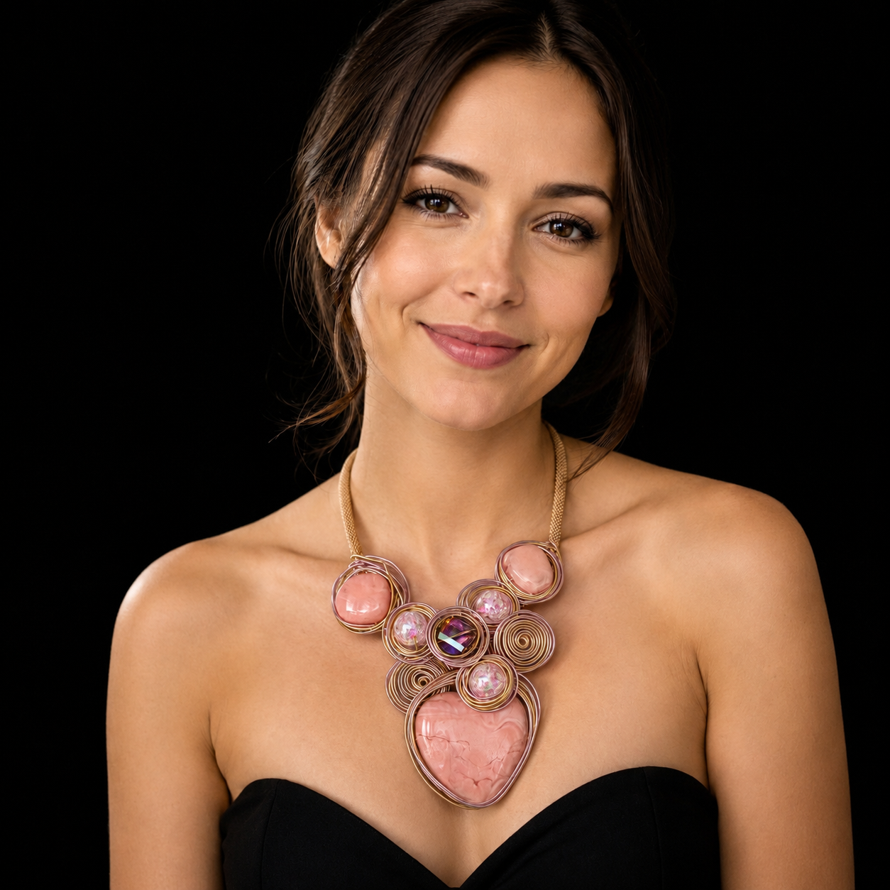 Sanftrosa gewickeltes Drahtherz | handgefertigte Bib-Halskette | Farbe Rosa /  Gold
