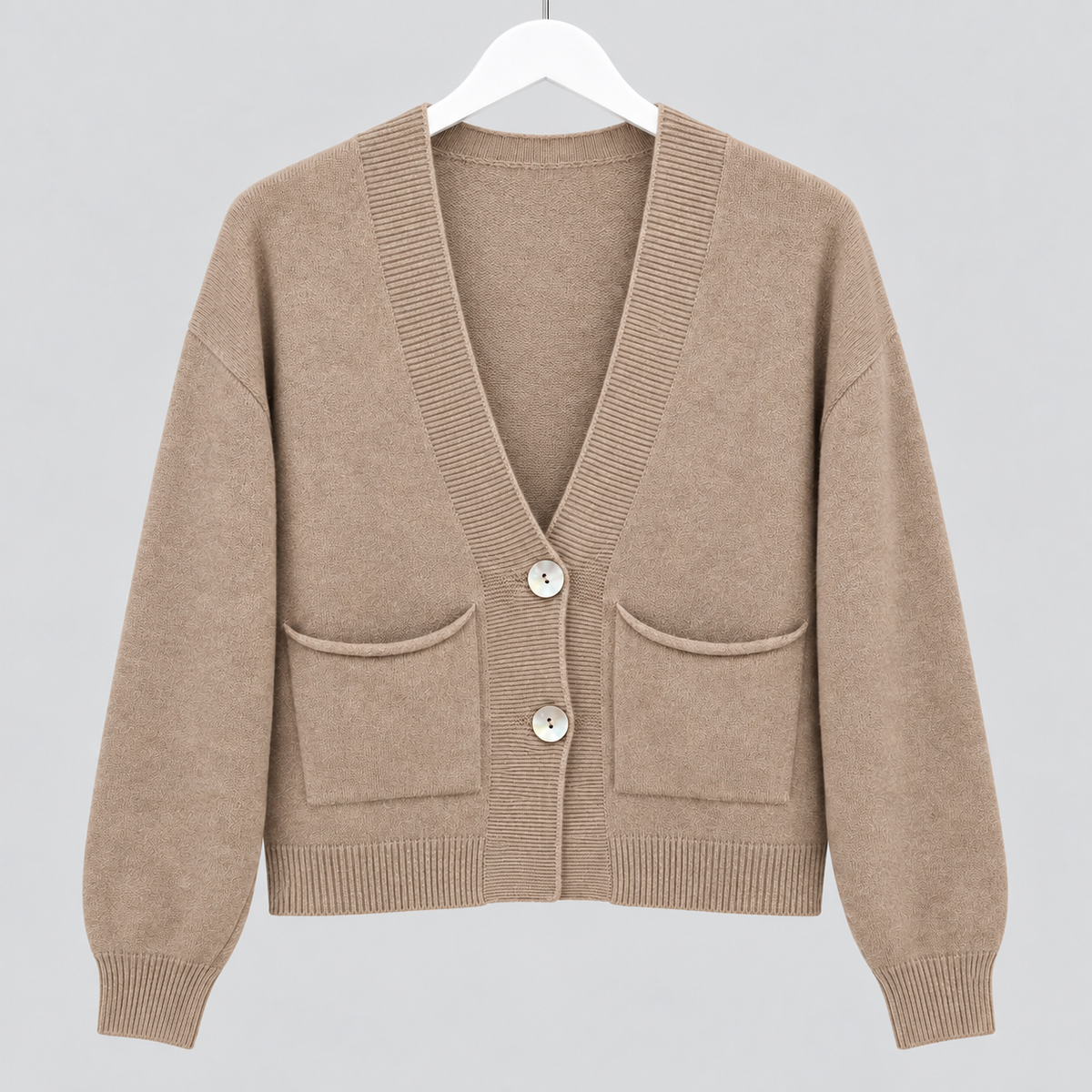 Kurze Jacke mit Perlmuttknöpfen und Taschen | Gr. 38-42 | Braun und Beige