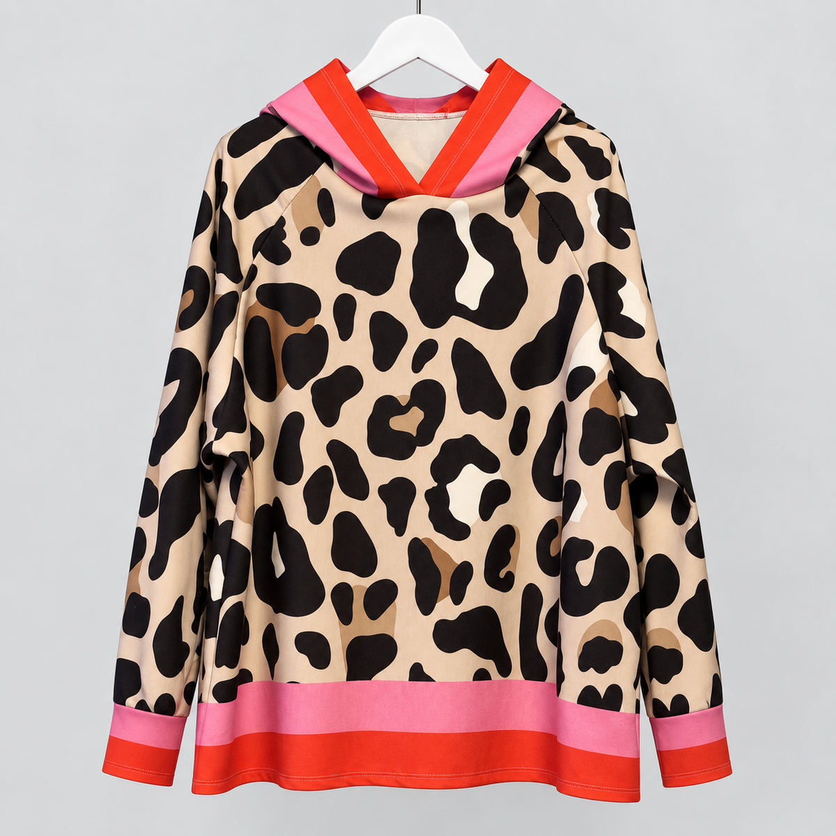 Leo-Hoodie mit pink-roten Kontrastdetails | Gr. 40-46