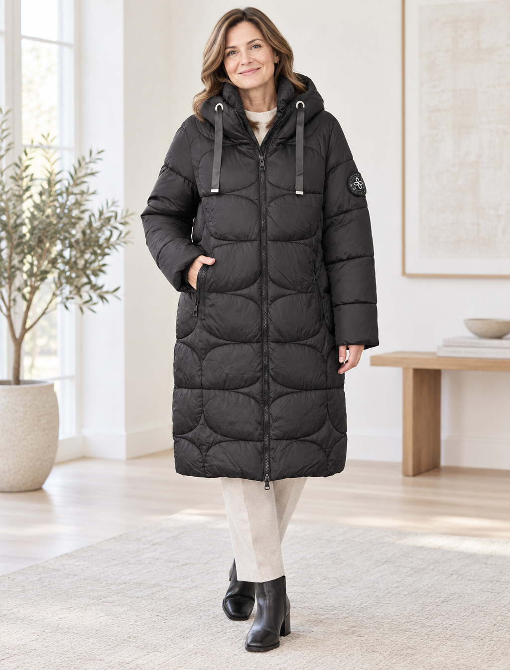 Langer Steppmantel mit Kapuze in Schwarz