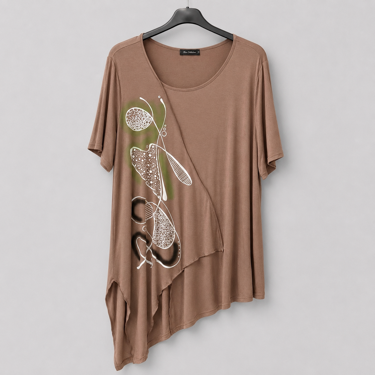Asymmetrisches Longshirt in Mokka mit modernem Print Gr. 48-52