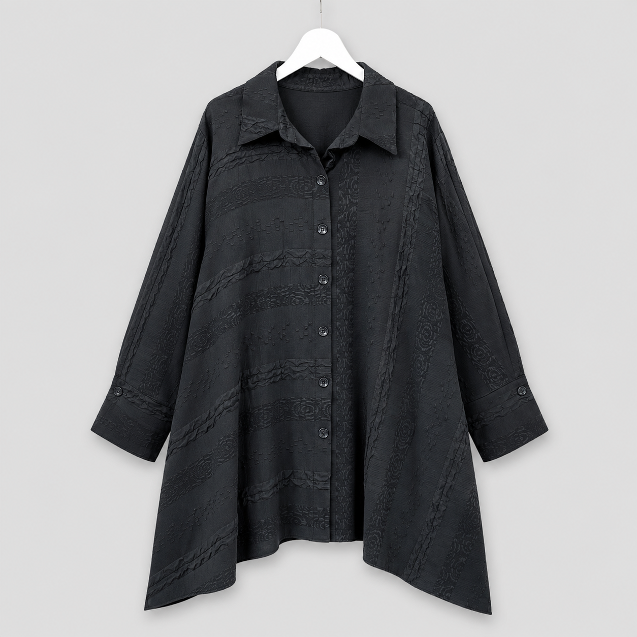 Schwarze Strukturbluse mit Statement-Kette Gr. 52-58
