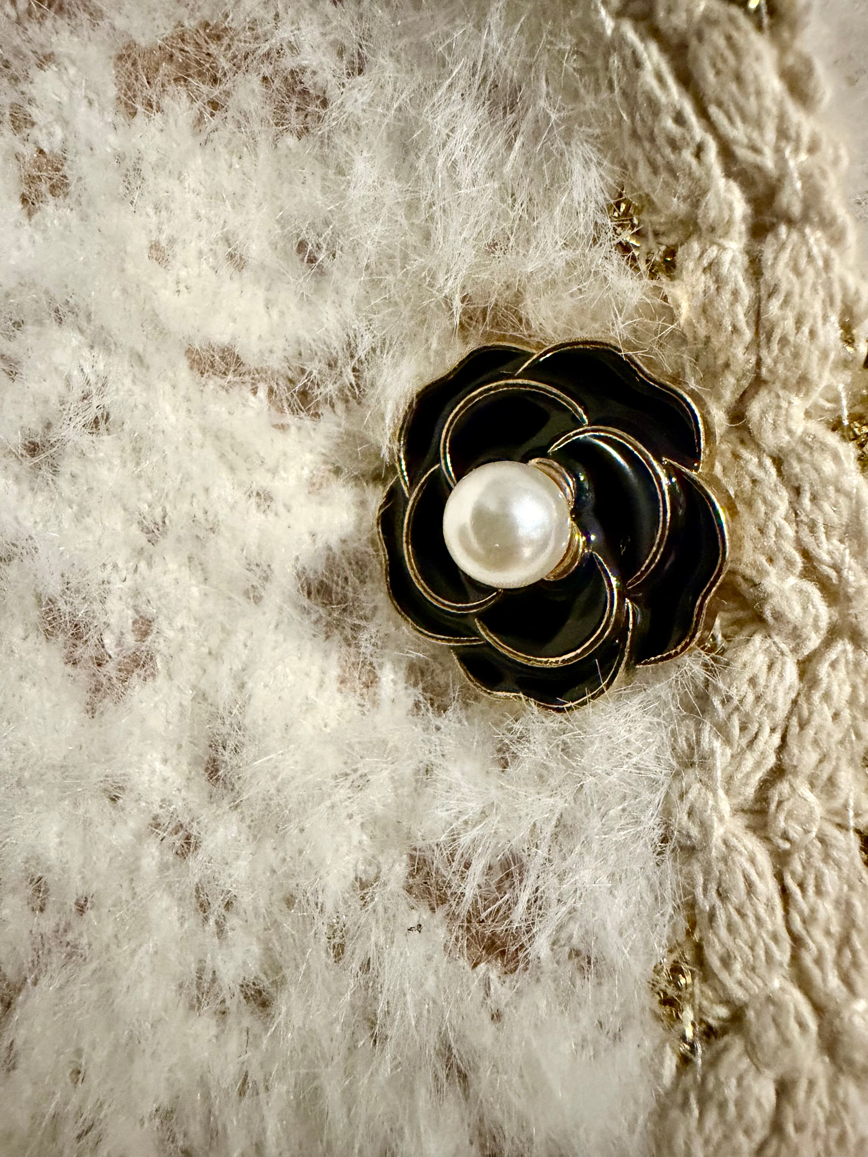 Elegante Strickjacke / Blazer in Cremeweiß it Boucle´-Optik in Chanel-Stil & Schmuckknöpfen Leopardenmuster Gr. XL