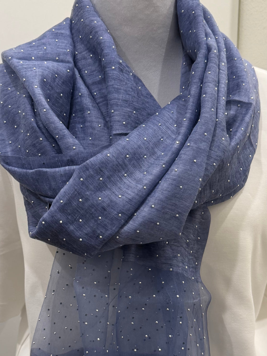 Eleganter  Modal-Seiden-Schal in Rauchblau mit funkelnden Applikationen