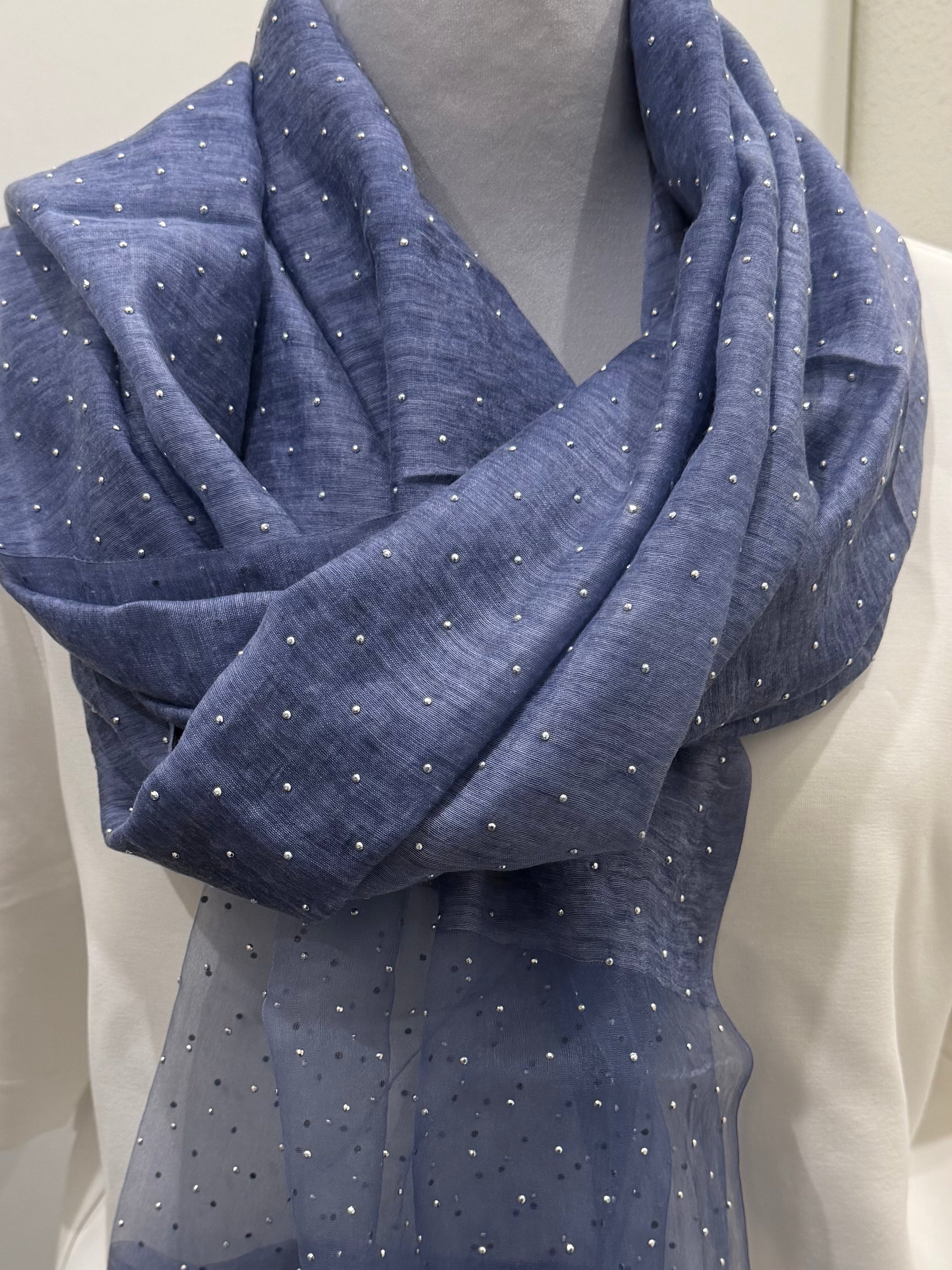 Eleganter  Modal-Seiden-Schal in Rauchblau mit funkelnden Applikationen
