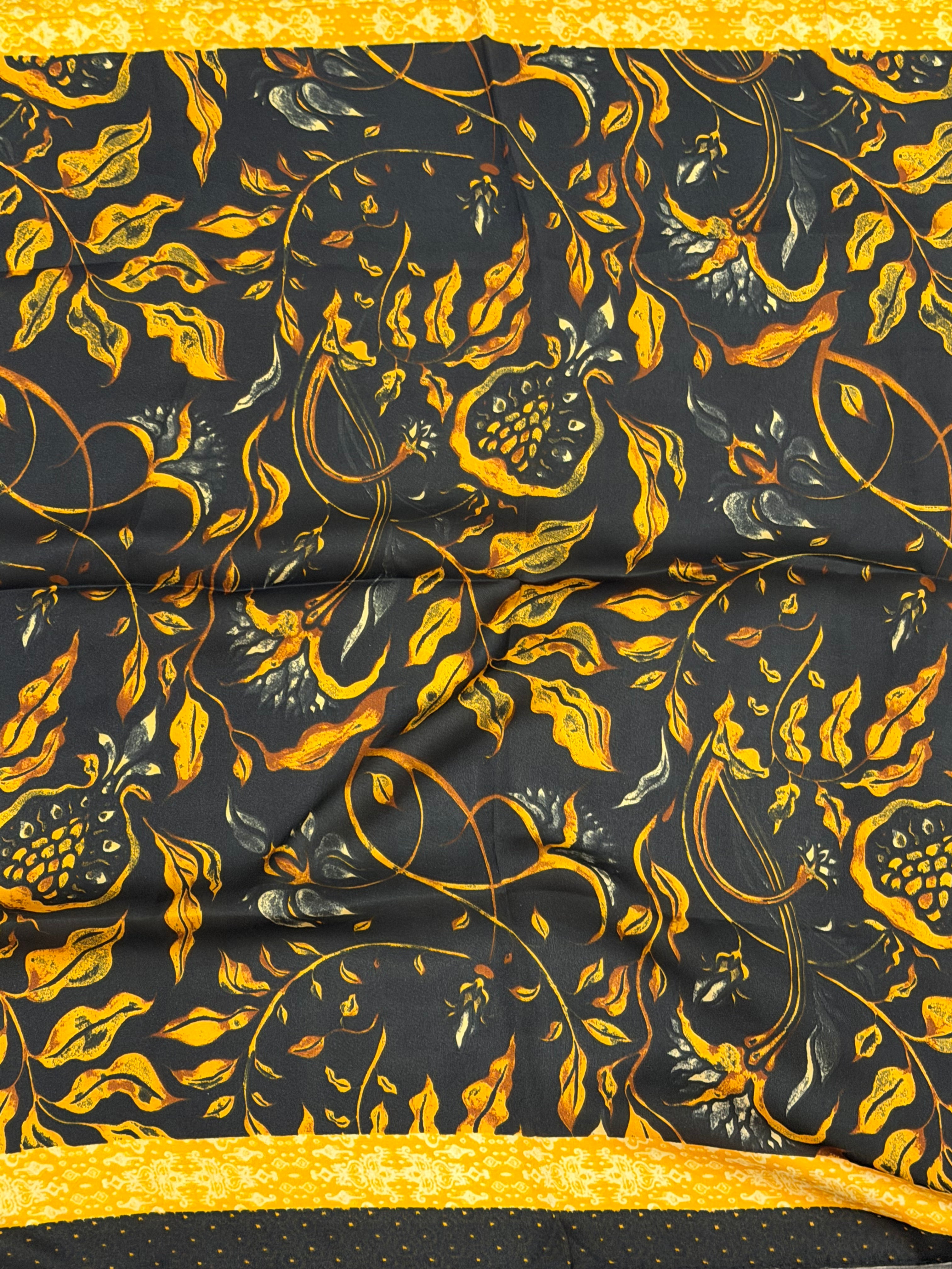 Elegantes quadratisches Halstuch im Vintage-Stil | Seidenfeeling | Blumendruck Schwarz-Gold | 70x70 cm