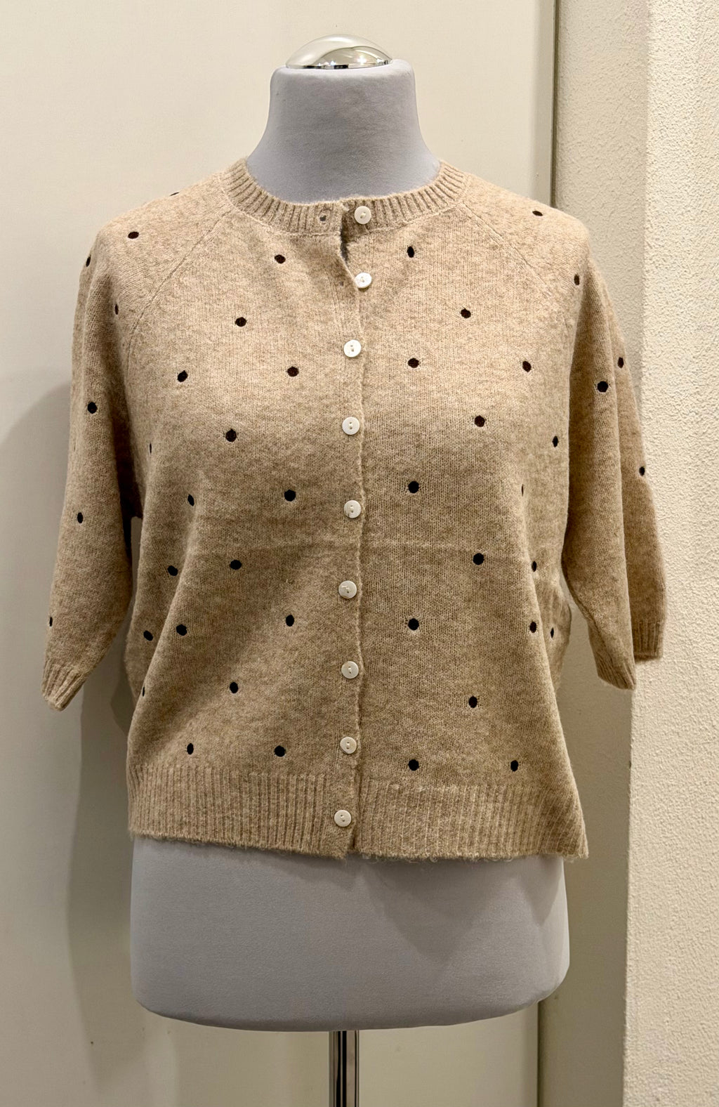 Feine Strickjacke mit Punkten |  hellbraun | Gr. 40/42