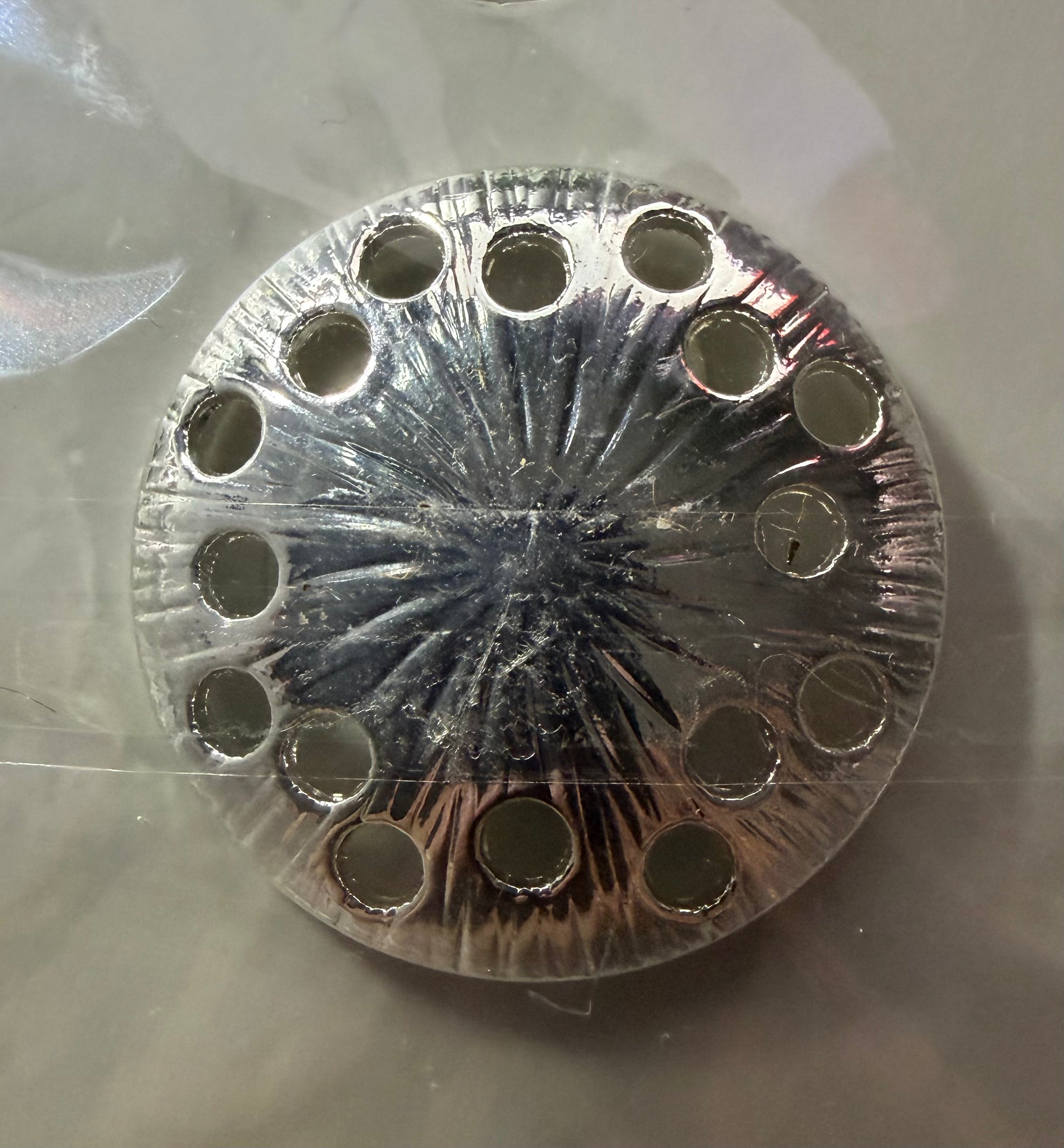 Herzbrosche/Schalclip in Silber mit weißen Schmucksteinen