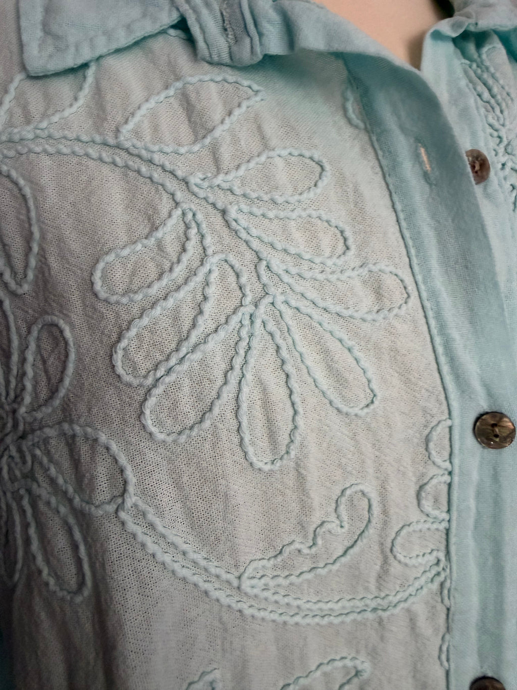 Türkisfarbene Baumwollbluse mit floraler Stickerei | Gr. 38-44. | Made in Italy