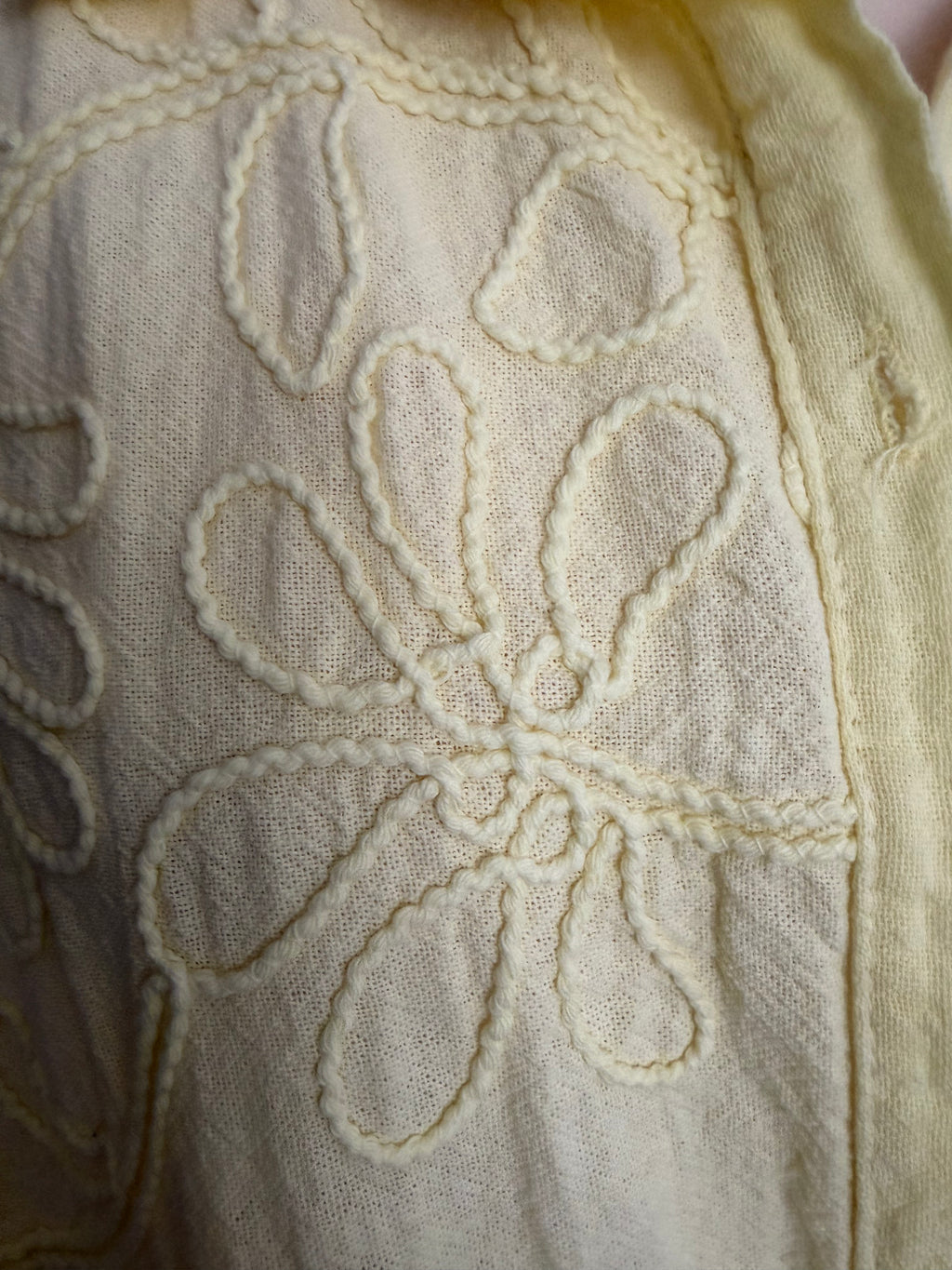 Hellgelbe Baumwollbluse mit floraler Stickerei | Gr. 38-44. | Made in Italy
